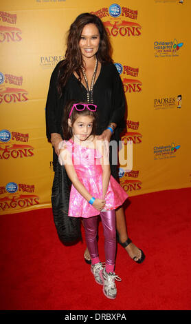 Tia Carrere und ihre Tochter Bianca Wakelin-Carrere "Drachen" präsentiert von Ringling Bros & Barnum & Bailey Circus im Staples Center - Ankünfte Los Angeles, Kalifornien - 12.07.12 Stockfoto