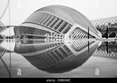 Hemisferic (Planetarium) an die Stadt der Künste und Wissenschaften, entwickelt von Santiago Calatrava. Stockfoto
