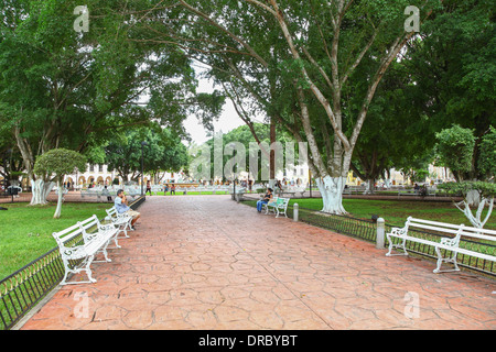 Menschen entspannen auf den Bänken auf dem Hauptplatz und den Park im Zentrum von Valladolid, Mexiko Stockfoto