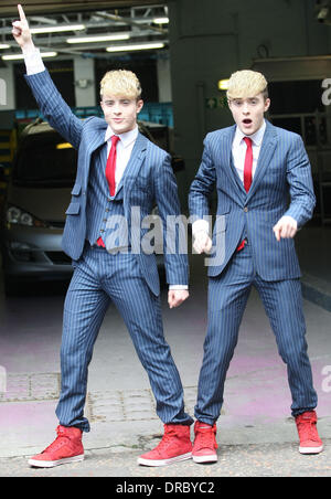 John und Edward Grimes, auch bekannt als Jedward, außerhalb der ITV Studios London, England - 13.07.12 Stockfoto