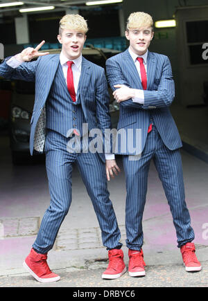 John und Edward Grimes, auch bekannt als Jedward, außerhalb der ITV Studios London, England - 13.07.12 Stockfoto