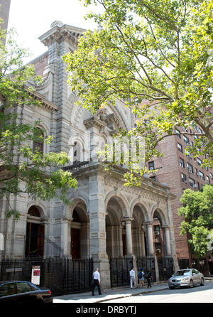 Gesamtansicht der Kirche von Str. Francis Xavier in New York City, USA am 12. Juli 2012. Es wurde gemunkelt, die Katie Holmes hat mit dieser katholischen Kirche registriert und scheint auf die Erziehung ihrer Tochter Suri als katholische New York City, USA - 13.07.12 gelehnt werden Stockfoto