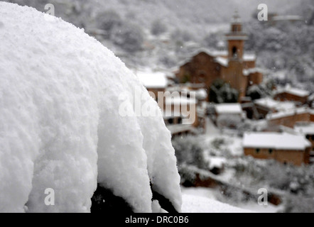 Schnee in Valldemossa. Ein Dorf in der Serra de Tramuntana im Norden von Mallorca. Stockfoto