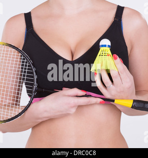 Junge Badmintonspielerin mit Federball und Schläger Stockfoto