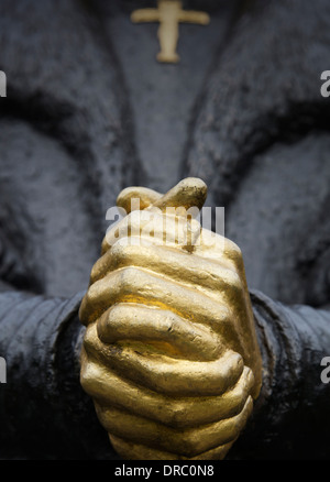 Ein Detail der Statue Sir Thomas Moore außerhalb Chelsea Old Church, London, UK. Stockfoto