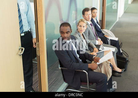 Geschäftsleute, die im Wartebereich sitzen Stockfoto
