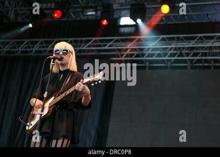 Dum Dum Girls, die live auf der Bühne beim Festival Optimus Alive - Tag1 am Passeio Maritimo Alges Lissabon, Portugal - 13.07.12 Stockfoto