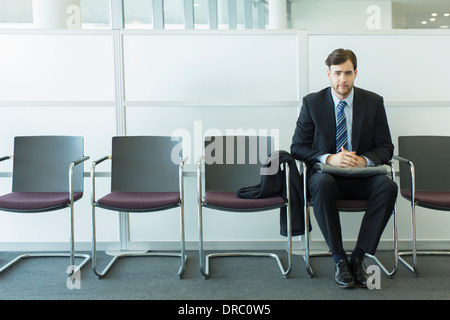 Geschäftsmann im Wartebereich sitzen Stockfoto