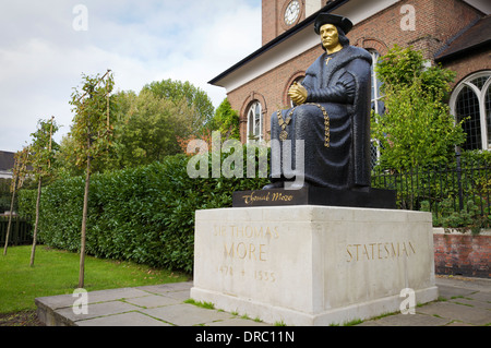 Die Statue von Sir Thomas Moore außerhalb Chelsea Old Church, London, UK. Stockfoto