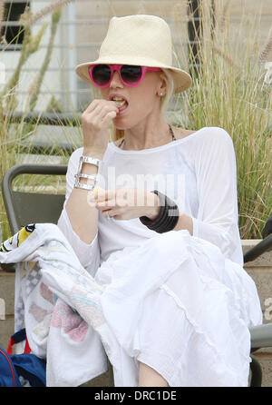 Gwen Stefani genießt den Tag am Strand von Santa Monica mit Freunden.  Los Angeles, Kalifornien - 14.07.12 Stockfoto