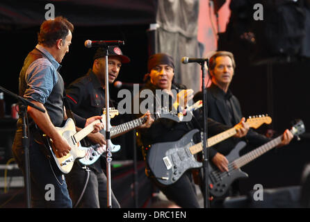 Bruce Springsteen und die E Street Band auf der Bühne von Tom Morello Hard Rock Calling - Hyde Park - Tag 2 London, England - 14.07.12 gesellen Stockfoto