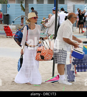 Gwen Stefani genießt den Tag am Strand von Santa Monica mit Freunden.  Los Angeles, Kalifornien - 14.07.12 Stockfoto