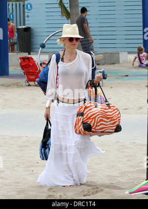 Gwen Stefani genießt den Tag am Strand von Santa Monica mit Freunden.  Los Angeles, Kalifornien - 14.07.12 Stockfoto