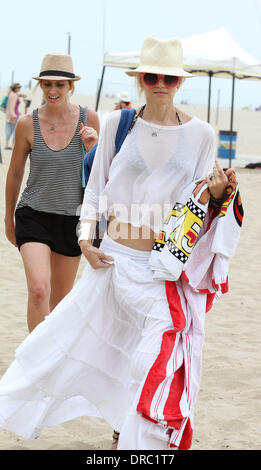 Gwen Stefani genießt den Tag am Strand von Santa Monica mit Freunden.  Los Angeles, Kalifornien - 14.07.12 Stockfoto