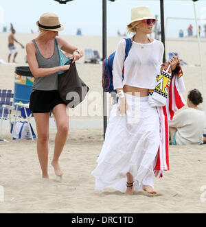 Gwen Stefani genießt den Tag am Strand von Santa Monica mit Freunden.  Los Angeles, Kalifornien - 14.07.12 Stockfoto