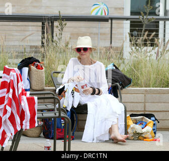 Gwen Stefani genießt den Tag am Strand von Santa Monica mit Freunden.  Los Angeles, Kalifornien - 14.07.12 Stockfoto