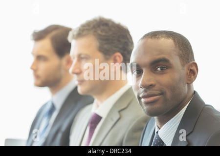 Geschäftsleute, die im Büro sitzen Stockfoto