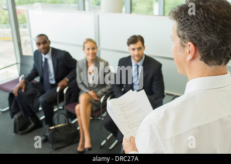 Unternehmer im Gespräch mit Kollegen im Büro Stockfoto