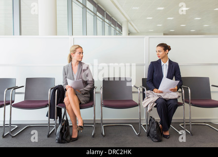 Unternehmerinnen im Wartebereich sitzen Stockfoto