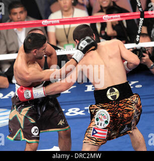 Amir Khan und Danny Garcia Amir Khan vs Danny Garcia WBC/WBA Super Lightweight und vakanten Titel im Ring Magazine Junior Weltergewicht kämpfen im Mandalay Bay Events Center in Las Vegas, Nevada - 14.07.12 Stockfoto