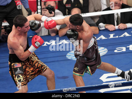 Amir Khan und Danny Garcia Amir Khan vs Danny Garcia WBC/WBA Super Lightweight und vakanten Titel im Ring Magazine Junior Weltergewicht kämpfen im Mandalay Bay Events Center in Las Vegas, Nevada - 14.07.12 Stockfoto