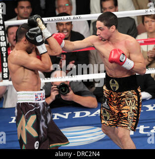 Amir Khan und Danny Garcia Amir Khan vs Danny Garcia WBC/WBA Super Lightweight und vakanten Titel im Ring Magazine Junior Weltergewicht kämpfen im Mandalay Bay Events Center in Las Vegas, Nevada - 14.07.12 Stockfoto