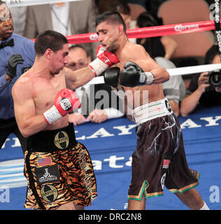 Amir Khan und Danny Garcia Amir Khan vs Danny Garcia WBC/WBA Super Lightweight und vakanten Titel im Ring Magazine Junior Weltergewicht kämpfen im Mandalay Bay Events Center in Las Vegas, Nevada - 14.07.12 Stockfoto