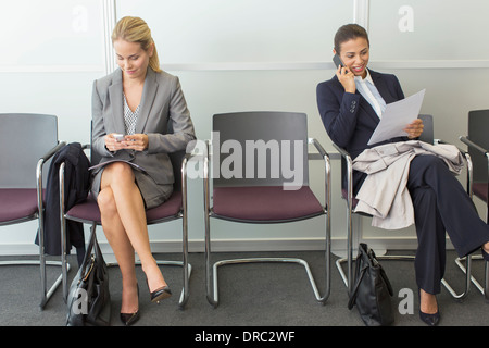 Unternehmerinnen im Wartebereich sitzen Stockfoto