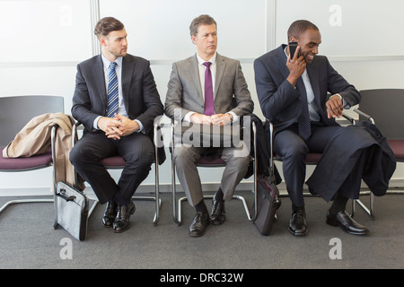 Geschäftsleute, die im Wartebereich sitzen Stockfoto