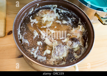 Vorbereitung kalte Gelee Fleisch basierte Gericht aus Schweinefleisch Füße, Rindfleisch und Türkei. Stockfoto