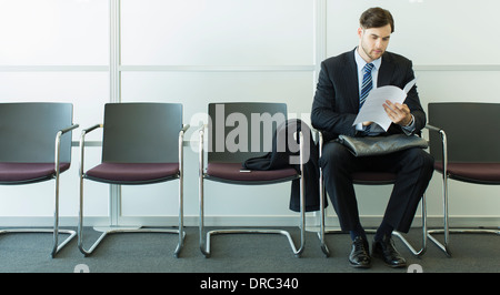 Geschäftsmann im Wartebereich sitzen Stockfoto