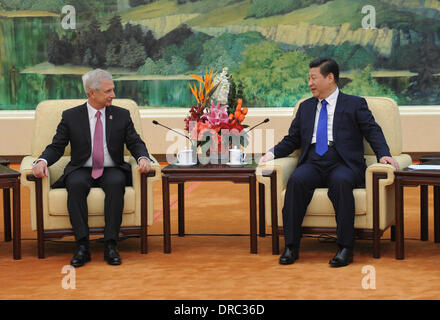 Peking, China. 23. Januar 2014. Chinese President Xi Jinping (R) trifft sich mit Präsident des französischen nationalen Versammlung Claude Bartolone in Peking, Hauptstadt von China, 23. Januar 2014. © Zhang Duo/Xinhua/Alamy Live-Nachrichten Stockfoto