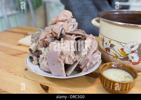 Vorbereitung kalte Gelee Fleisch basierte Gericht aus Schweinefleisch Füße, Rindfleisch und Türkei. Stockfoto