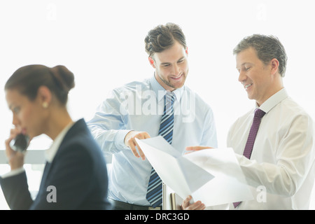 Unternehmer im Gespräch im Büro Stockfoto