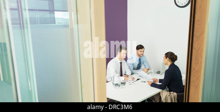 Business-Leute reden in treffen Stockfoto