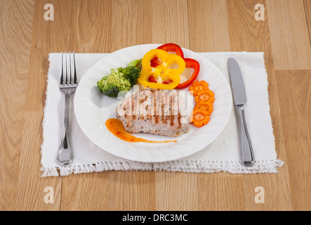 essbare Schweineschnitzel mit Gemüse serviert Stockfoto