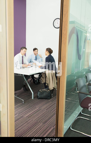 Business-Leute reden in treffen Stockfoto