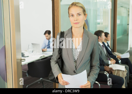 Geschäftsfrau, stehend im Büro Stockfoto