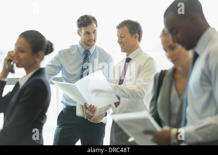 Unternehmer im Gespräch im Büro Stockfoto