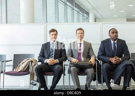 Geschäftsleute, die im Wartebereich sitzen Stockfoto