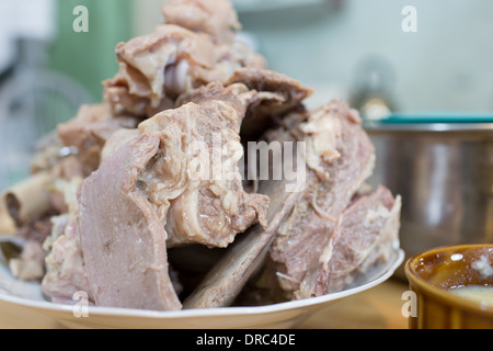 Vorbereitung kalte Gelee Fleisch basierte Gericht aus Schweinefleisch Füße, Rindfleisch und Türkei. Stockfoto