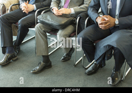 Geschäftsleute, die im Wartebereich sitzen Stockfoto