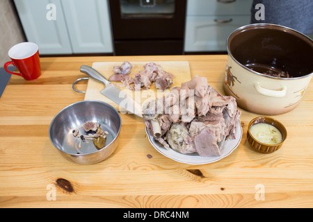 Vorbereitung kalte Gelee Fleisch basierte Gericht aus Schweinefleisch Füße, Rindfleisch und Türkei. Stockfoto