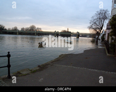 Vereinigtes Königreich West London Chiswick Strang auf dem Grün der Themse Flut Stockfoto