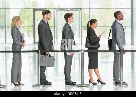 Business-Leute in der Schlange Stockfoto