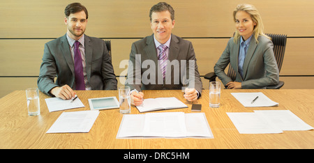 Business-Leute sitzen in treffen Stockfoto