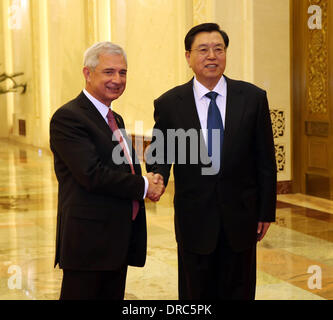 Peking, China. 23. Januar 2014. Zhang Dejiang (R), Vorsitzender der nationalen Volksarmee Kongress (NPC) ständigen Ausschusses, schüttelt Hände mit Präsident des französischen nationalen Versammlung Claude Bartolone in Peking, Hauptstadt von China, 23. Januar 2014. © Liu Weibing/Xinhua/Alamy Live-Nachrichten Stockfoto