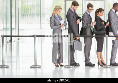 Business-Leute in der Schlange Stockfoto