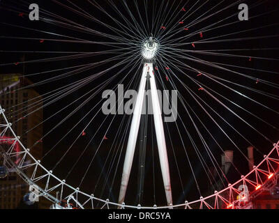 Extreme Aktion Tänzer "Speed-Angels" mit dem London Eye als Teil des London 2012 Olympische Festival. Die Aufführungen "Überraschungen: Streb' Choreographie von New Yorker Elizabeth Streb auf verschiedenen Londoner Sehenswürdigkeiten wie Rathaus, Millennium Bridge, National Gallery und außerhalb der National Theatre London, England - 15.07.12 statt Stockfoto