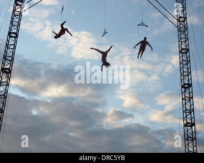 Extreme Aktion Tänzer "Speed-Angels" außerhalb des Nationaltheaters als Teil des London 2012 Olympische Festival. Die Aufführungen "Überraschungen: Streb' Choreographie von New Yorker Elizabeth Streb statt auf verschiedenen Londoner Sehenswürdigkeiten wie Rathaus, Millennium Bridge, National Gallery und das London Eye London, England - 15.07.12 Stockfoto